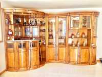 Bar e armário com 2 cadeiras
