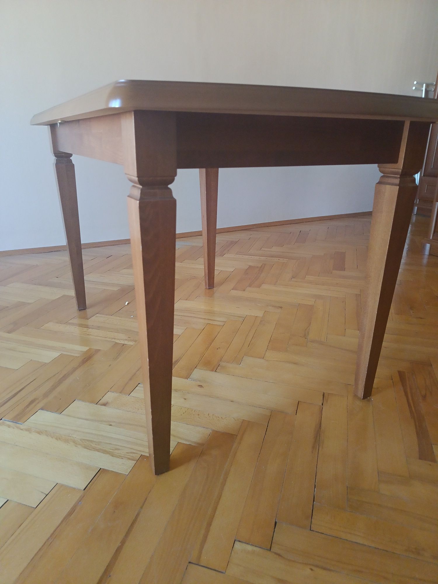 Stół rozkładany do salonu w komplecie z krzesłami.