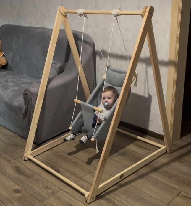 Дитяча гойдалка.