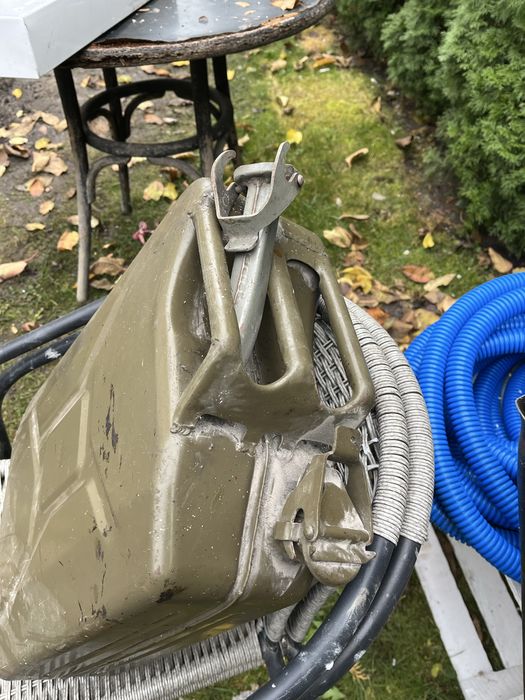 Kanister metalowy z lejkiem