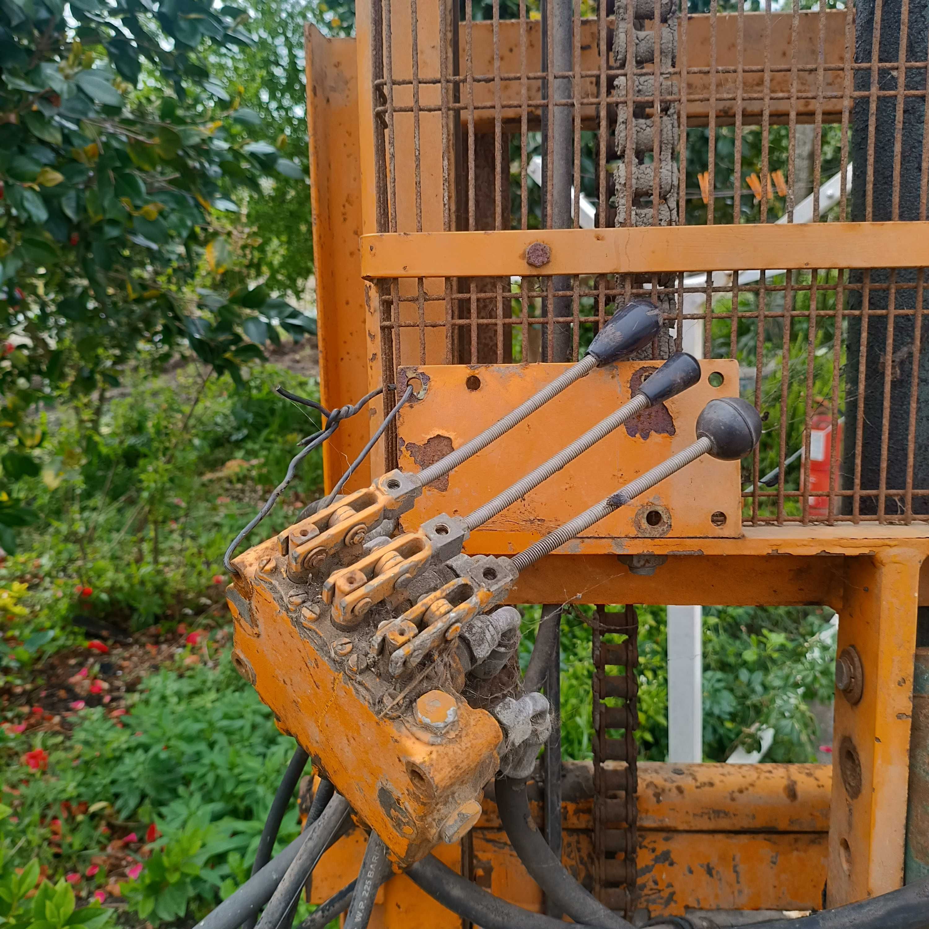 Vendo empilhador para trator.