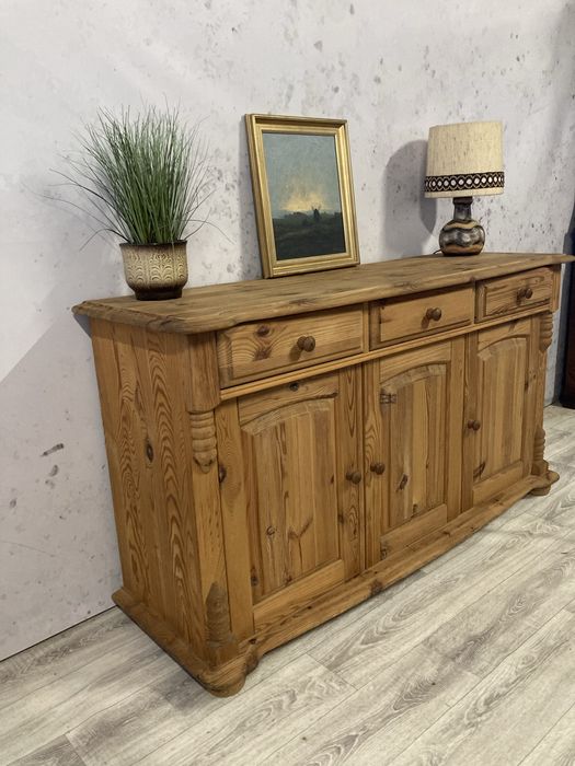 Duża, zdobiona komoda sosnowa