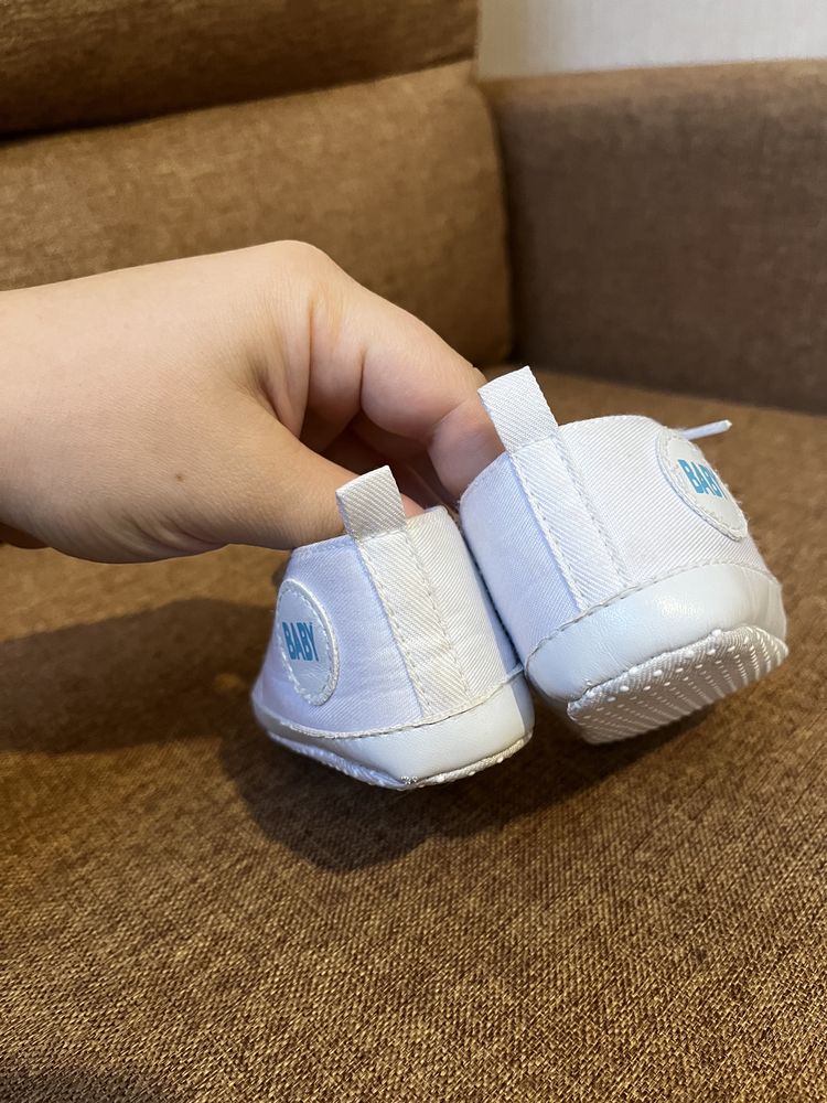 Білі кросівки(пінетки) на немовля 3-6 міс