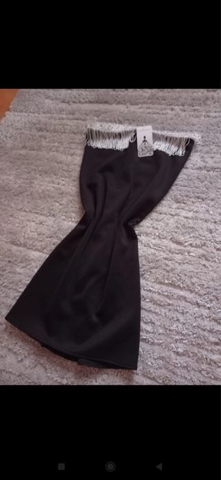 Czarna dopasowana sukienka