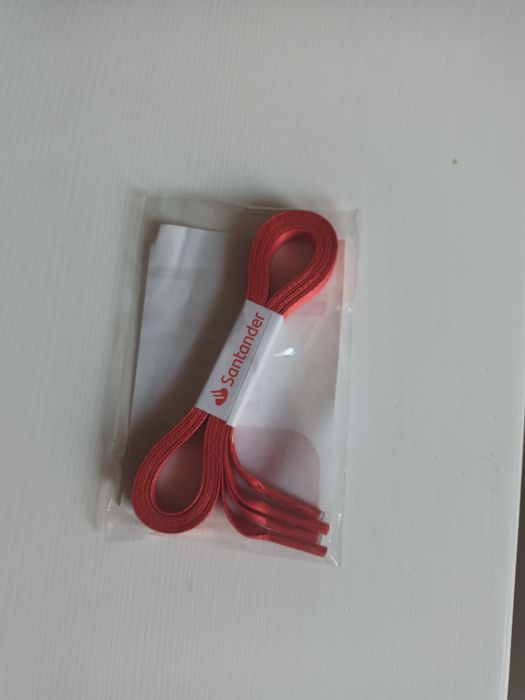 Atacadores vermelhos novos