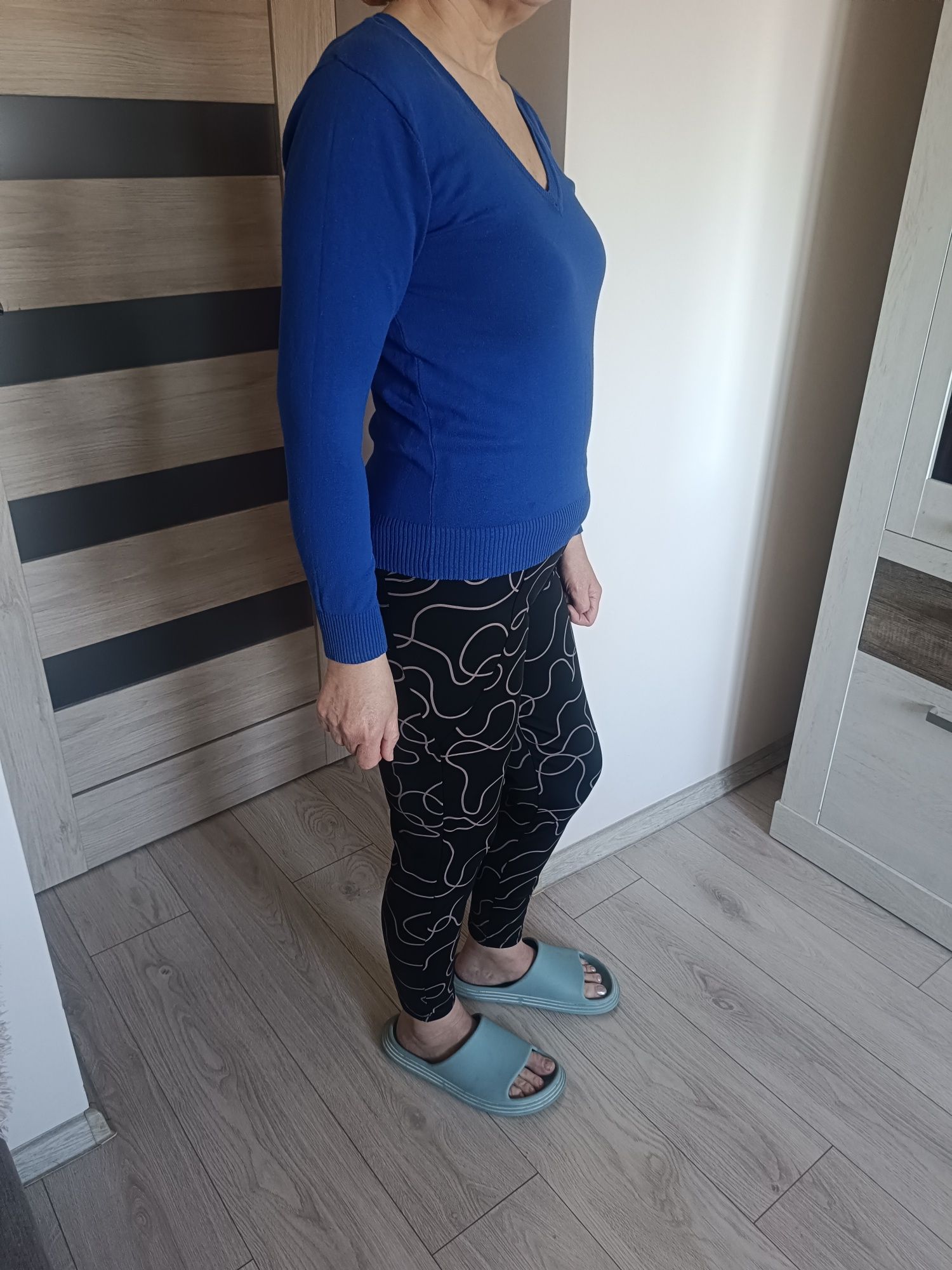 Kobaltowy sweter damski