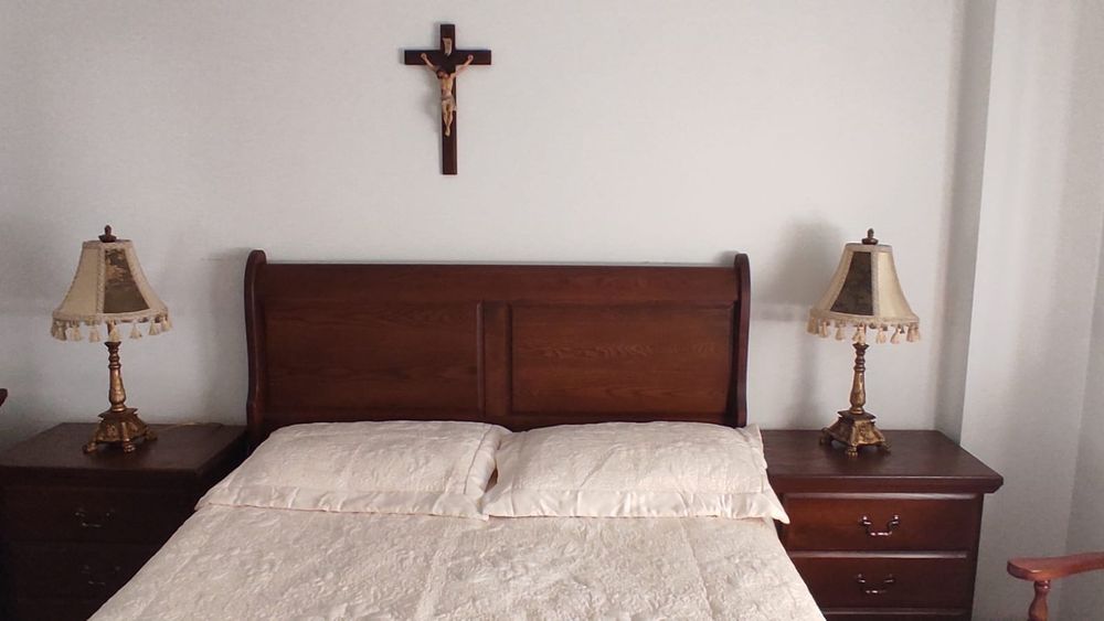 Conjunto de quarto de madeira maciça.