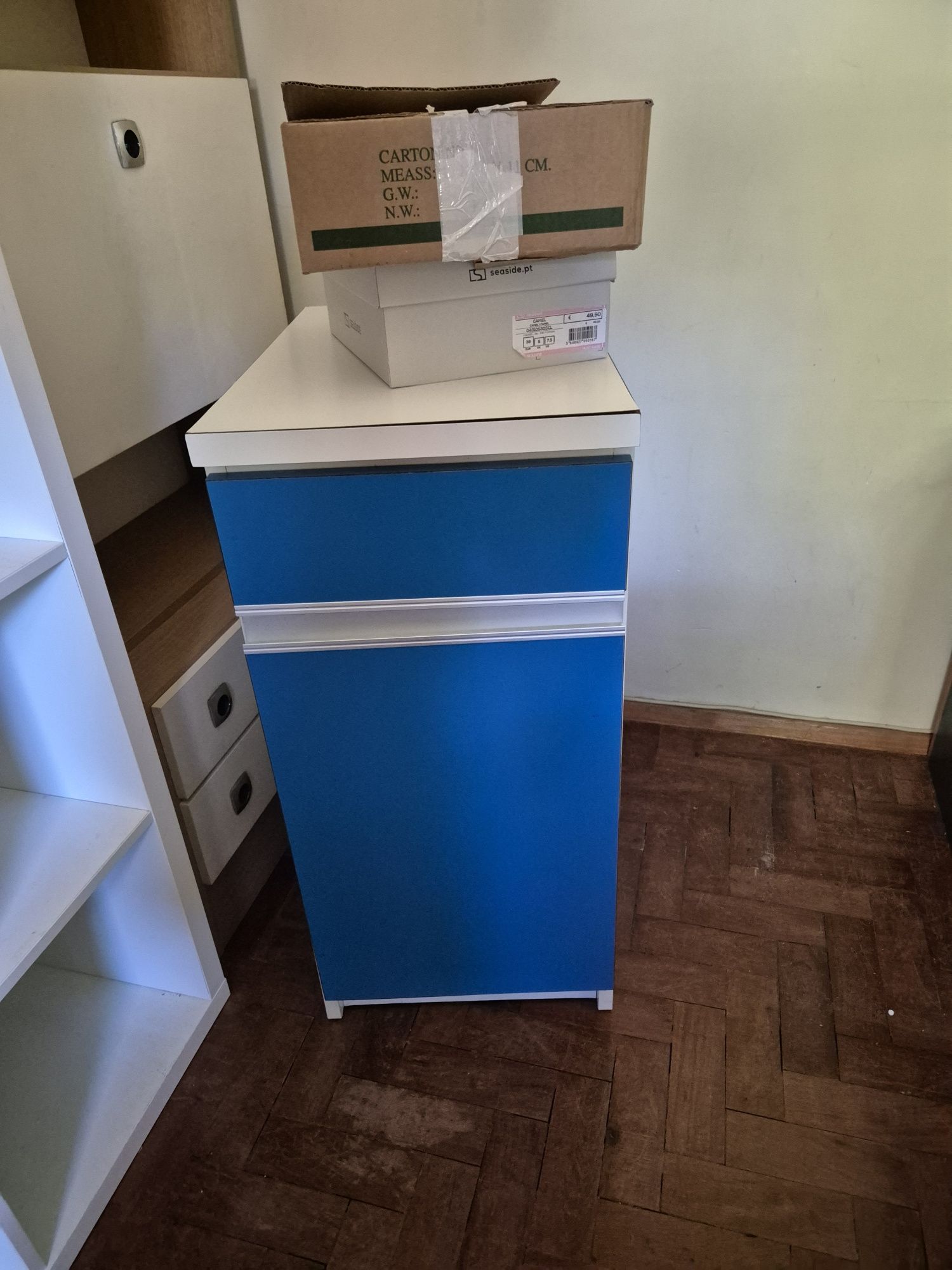 Movel azul com dois compartimentos