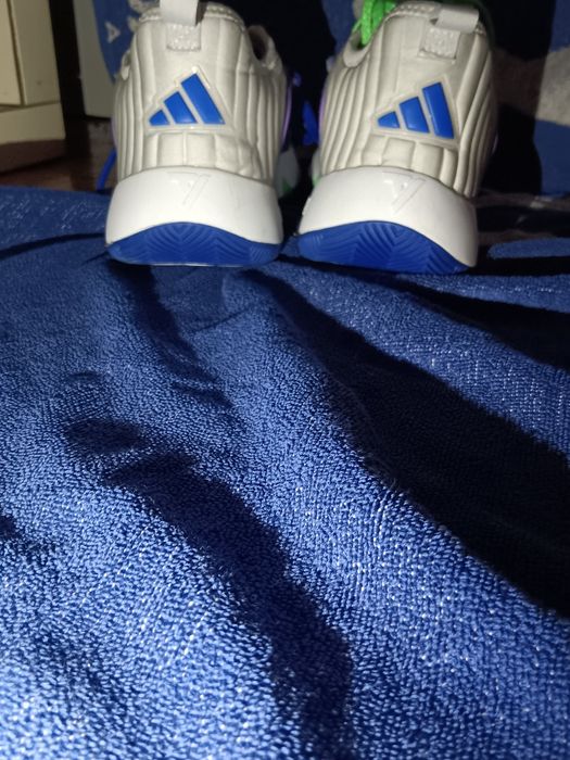 Ténis de basquete adidas ( trae unlimited)