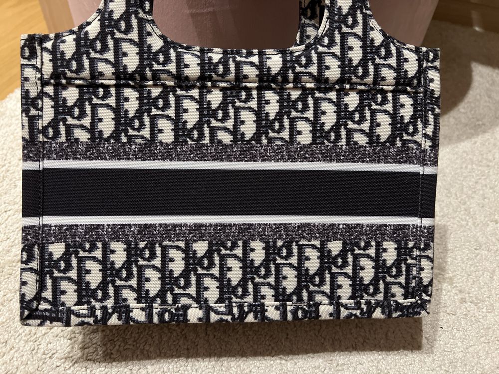 Bolsa preta e branca