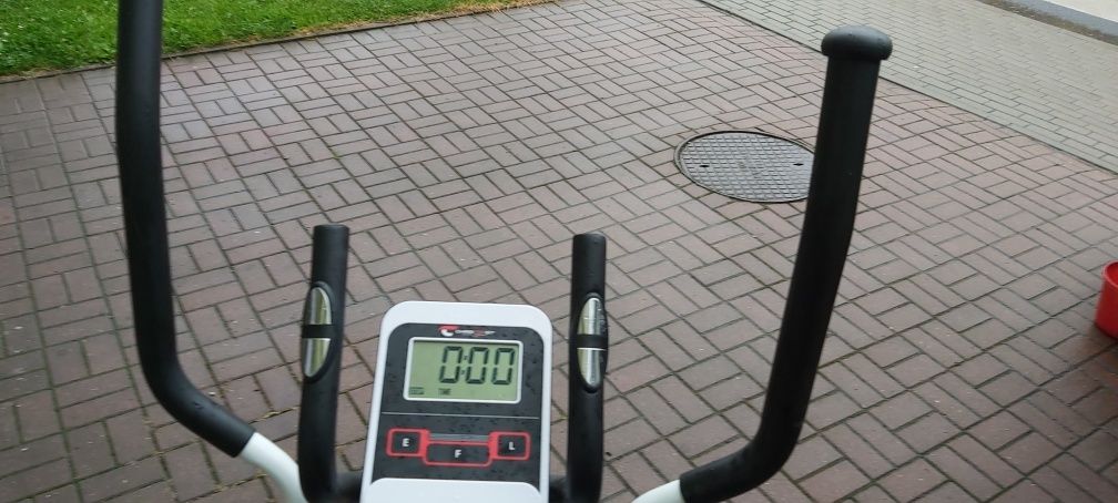 Orbitrek przyrząd do ćwiczeń rowerek