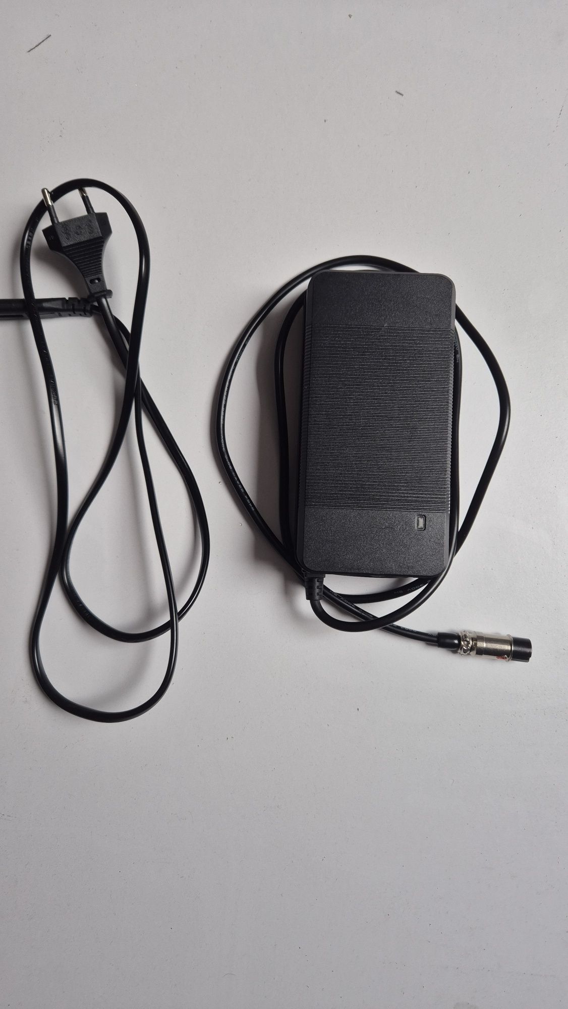 Ładowarka 4A do hulajnogi, roweru elektrycznego 48V