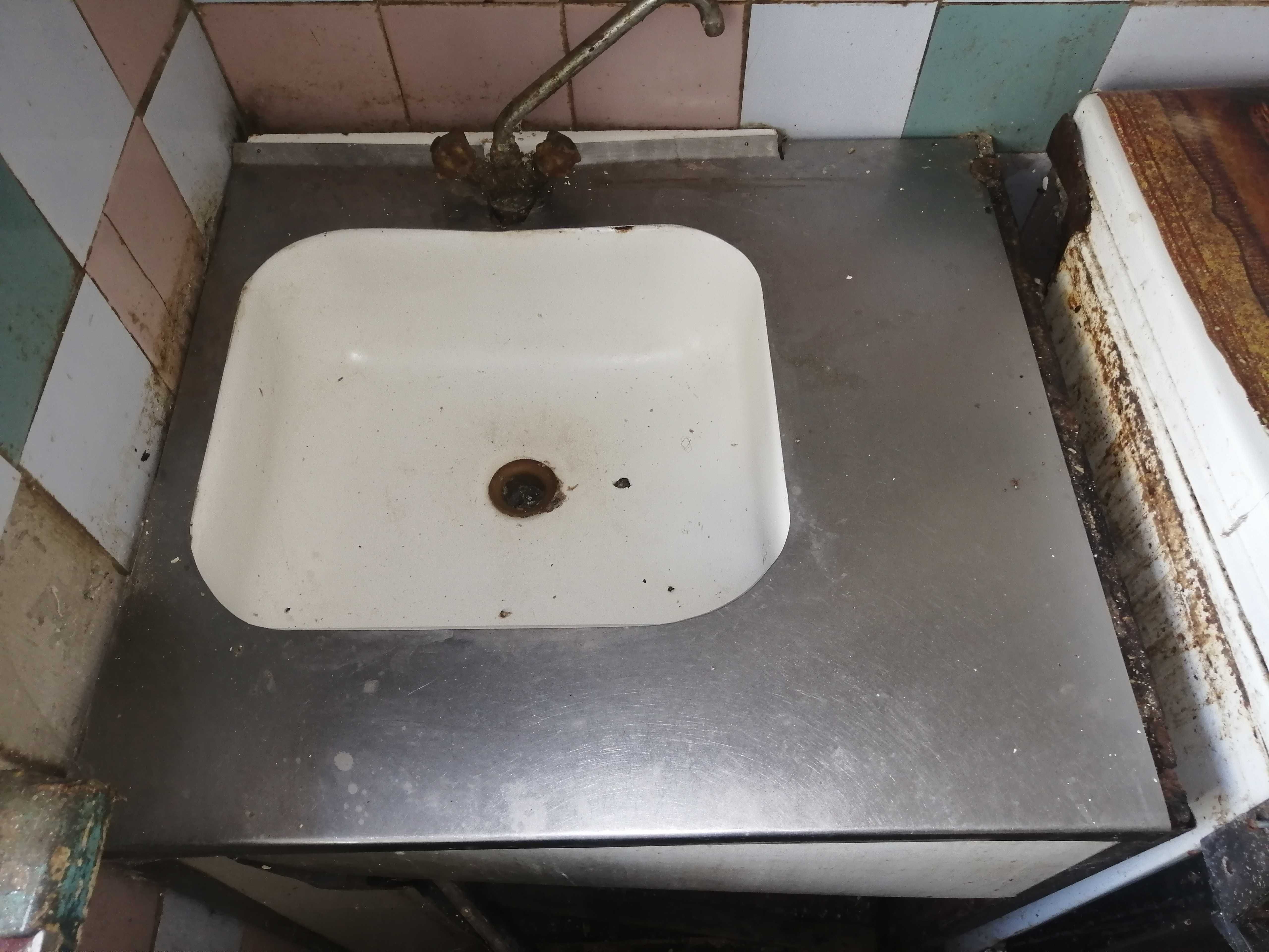 Стиральная машинка раковина умывальник и бак для воды