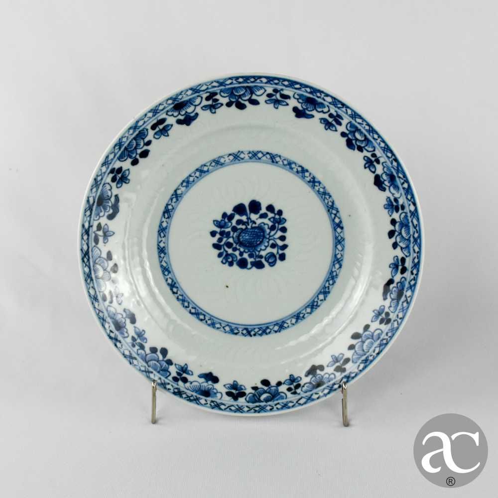 Par de pratos China, com Flores e Decoração Anhua, Qianlong séc. XVIII
