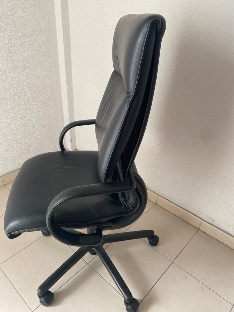 Cadeira escritorio giratoria em pele