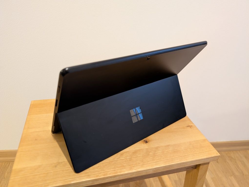 Notebook/tablet Microsoft Surface Pro X SQ1 + klawiatura + etui Spigen