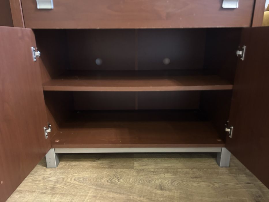 Witryna szklane półki i komoda ciemny orzech