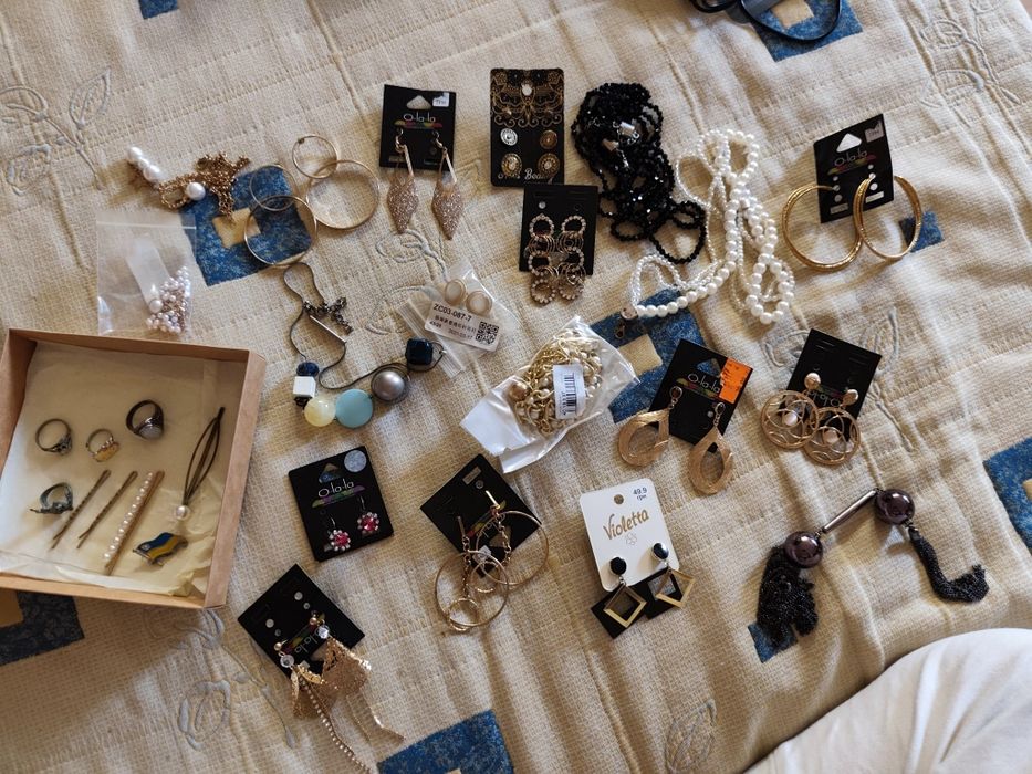 Набір біжутерії (сережки, буси, кільця, прикраси)