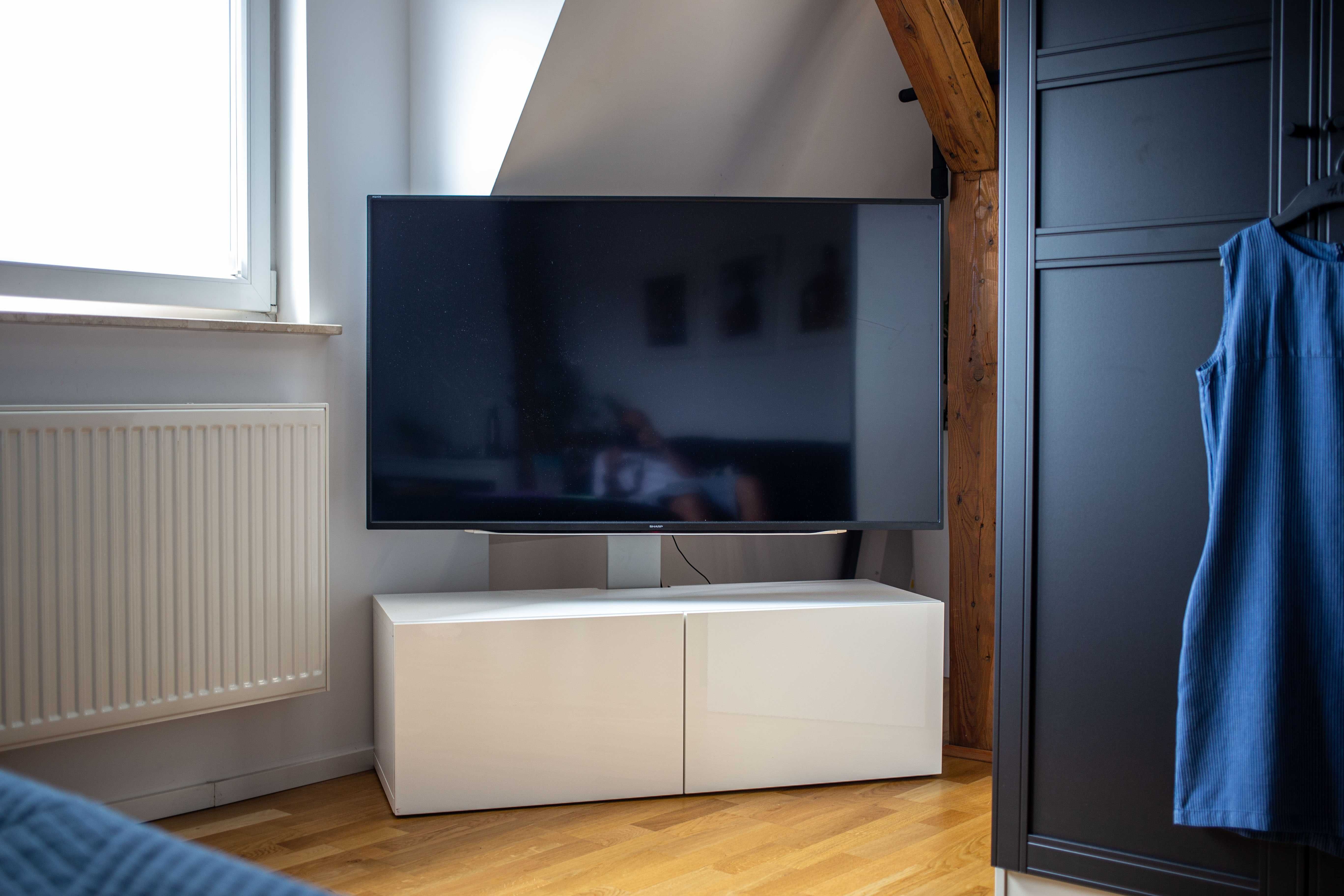 Szafka RTV Ikea BESTÅ + Uchwyt Ikea UPPLEVA