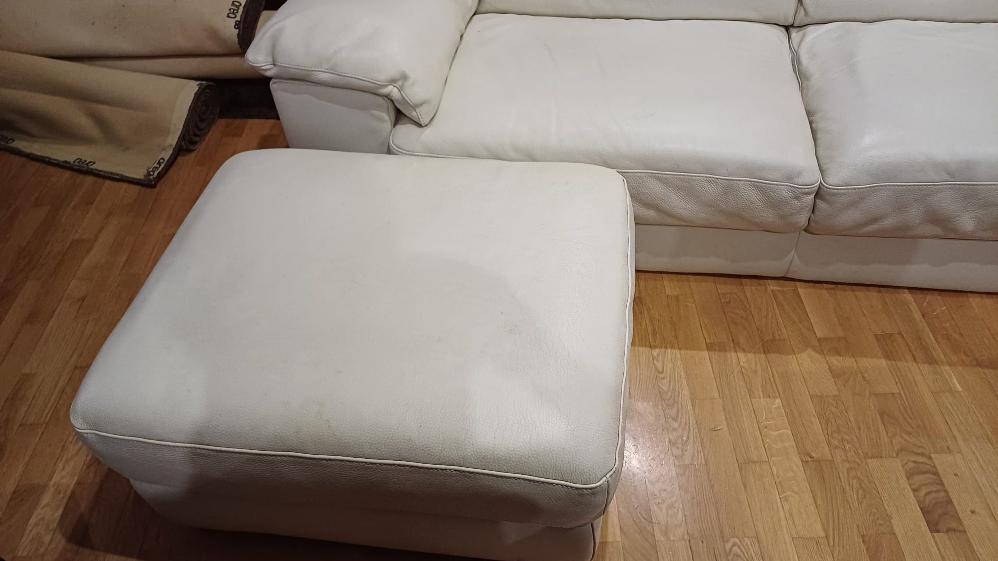 Sofá em couro branco.