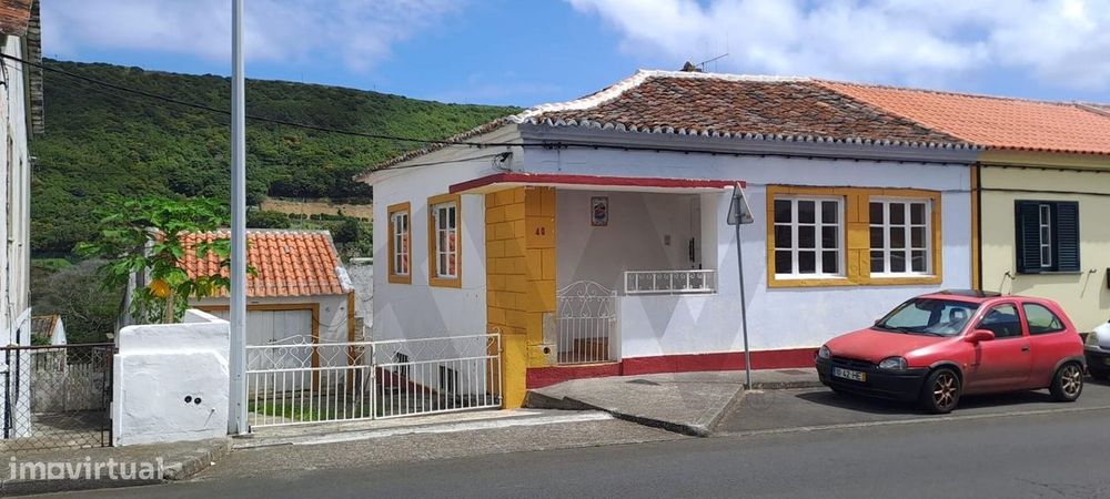 Moradia T2 por reabilitar na Estrada 25 de Abril - Praia da Vitória