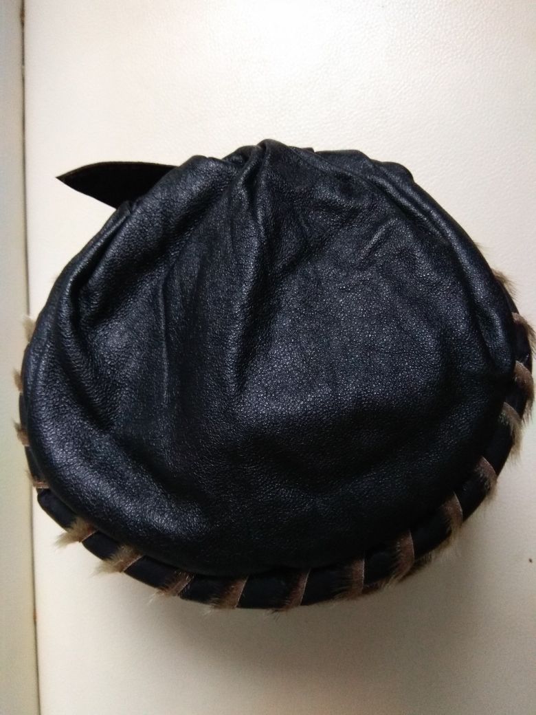 Шапка шляпка из натуральной кожи с мехом зимняя