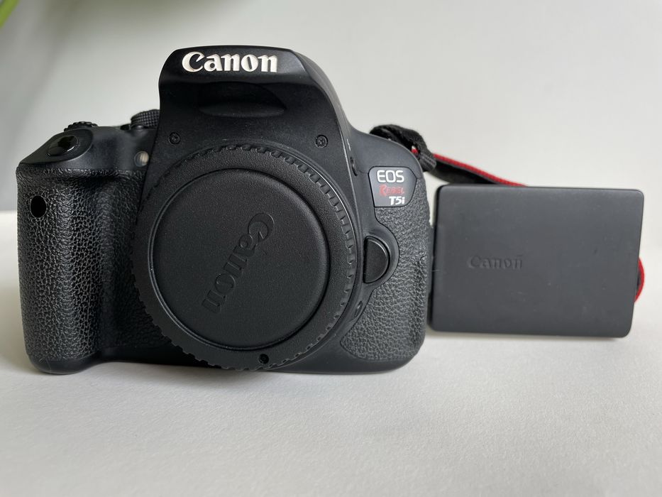 Фотоапарат Canon eos 700 D body