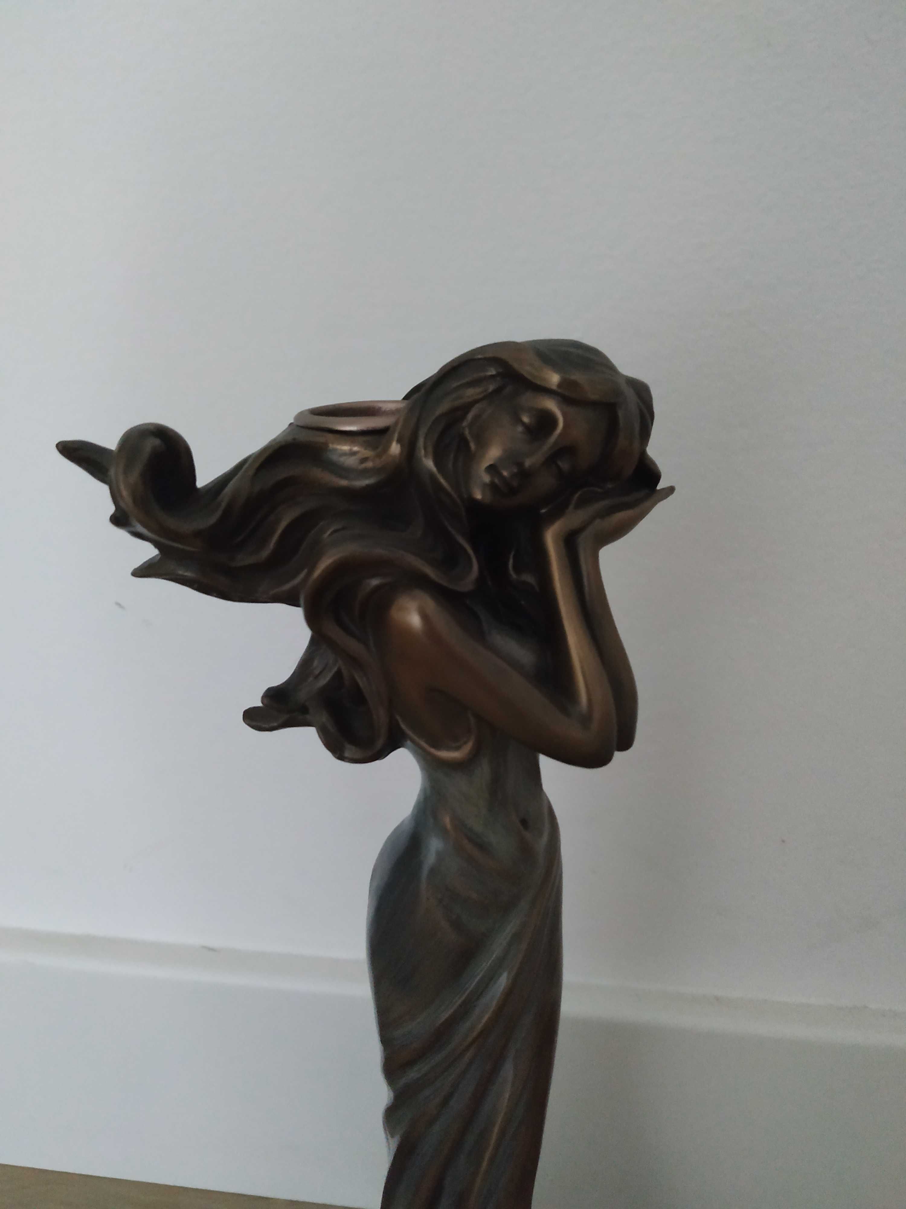 Świecznik rzeźbiony Kobieta