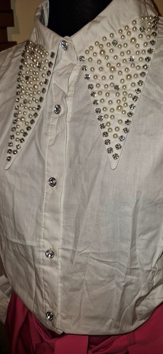 Koszula damska biala z zdobionym kołnierzykiem