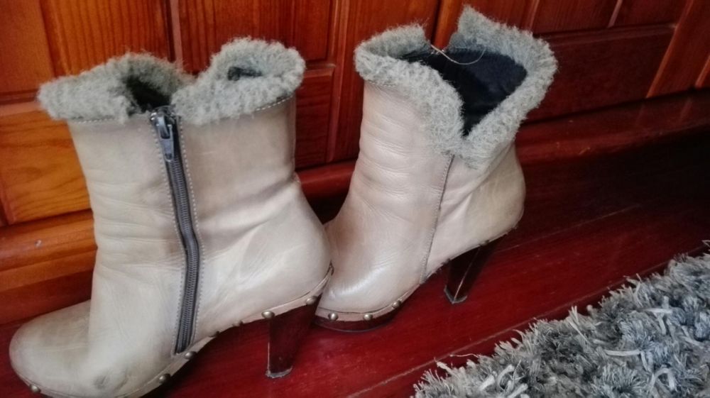 Botim preto em pele por dentro e por fora.