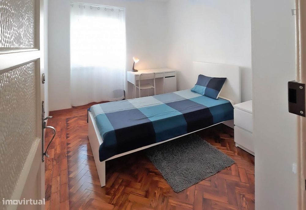724635 - Quarto com cama de solteiro em...