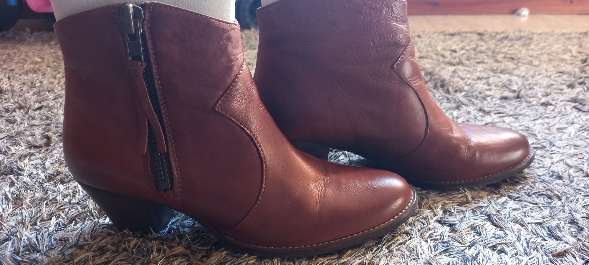 Botins camel em pele