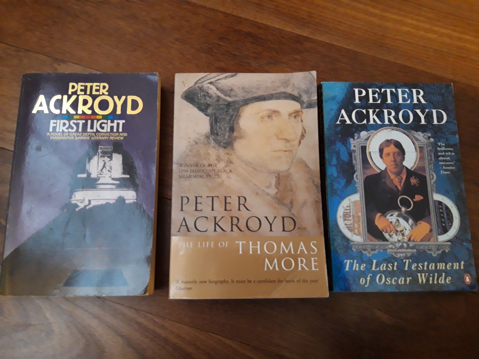 2 livros Peter Ackroyd (inglês): First Light/Oscar Wilde