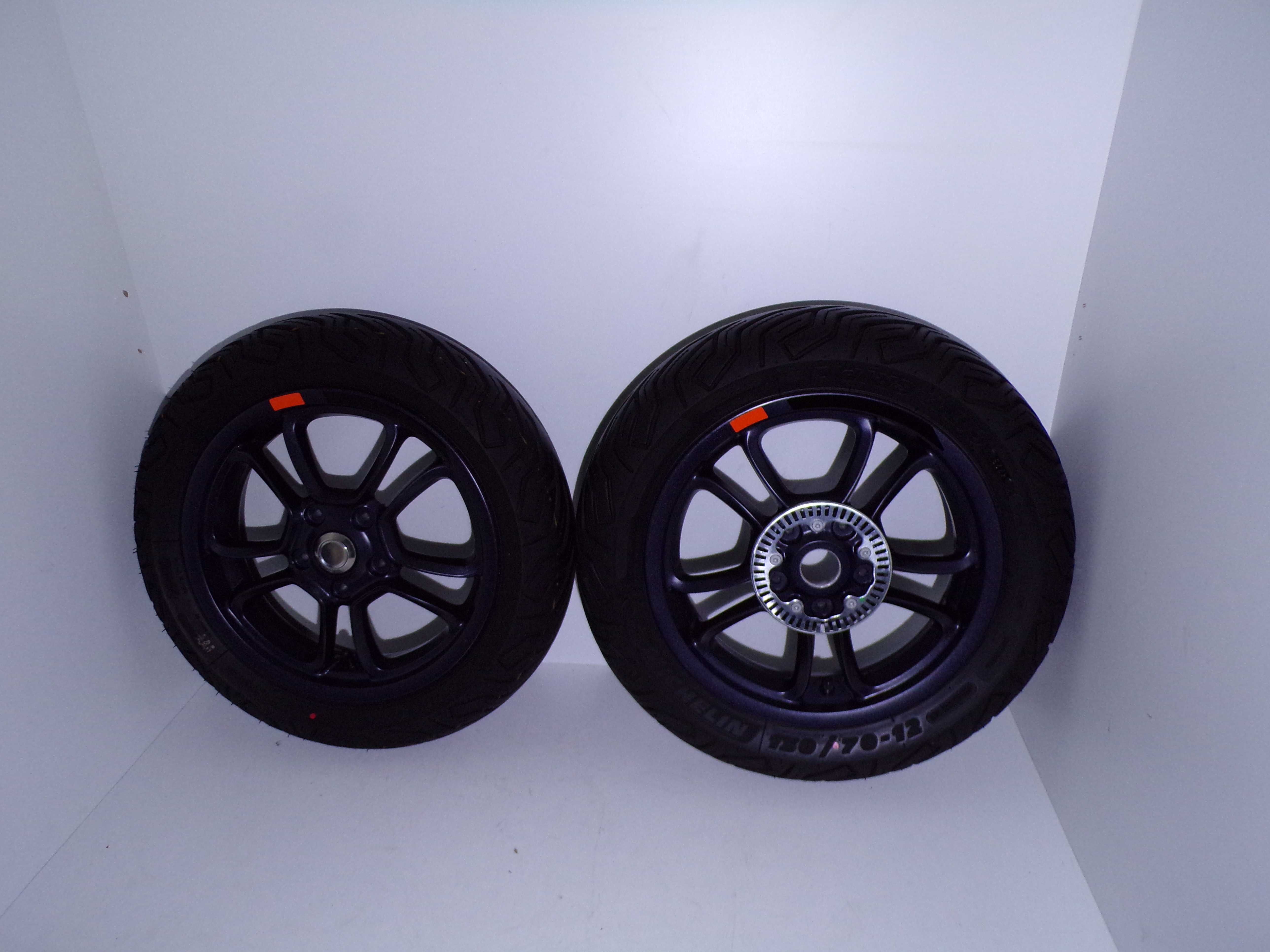 Koła Felgi z Oponami Najnowszy Model Vespa GTS 125/300cc OEM.