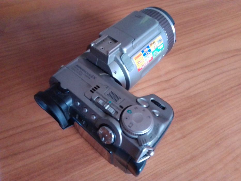 Maquina fotográfica Sony DSC-F707, com avaria.