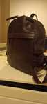 Mochila em pele usada uma única vez