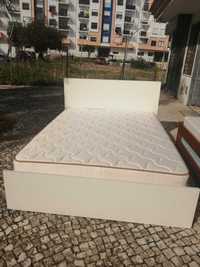 Cama de casal branca IKEA