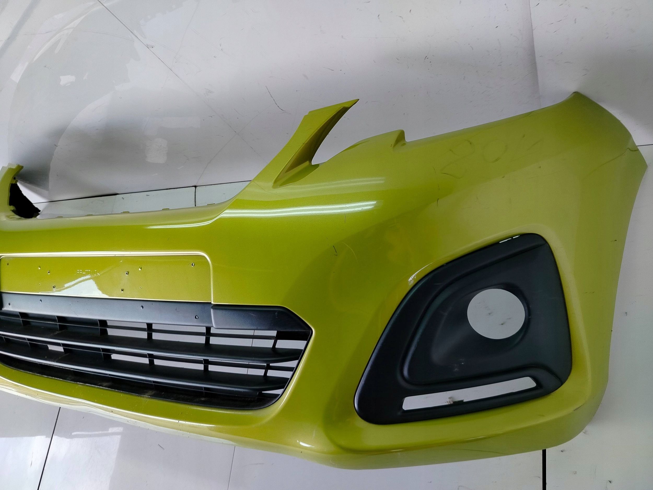 Peugeot  z przodu zderzak przedni