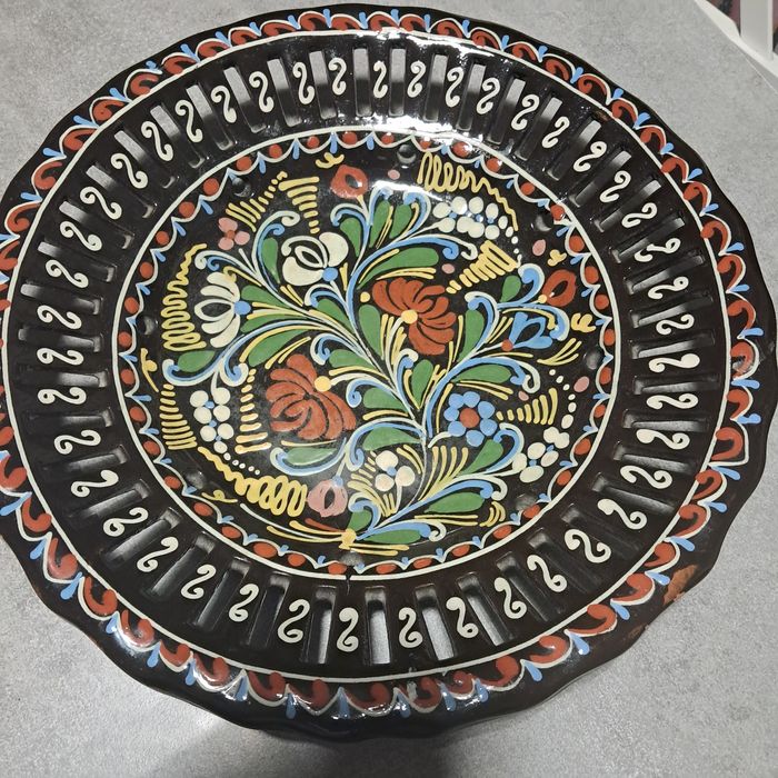 Ozdobny turecki talerz ceramiczny z sygnaturą