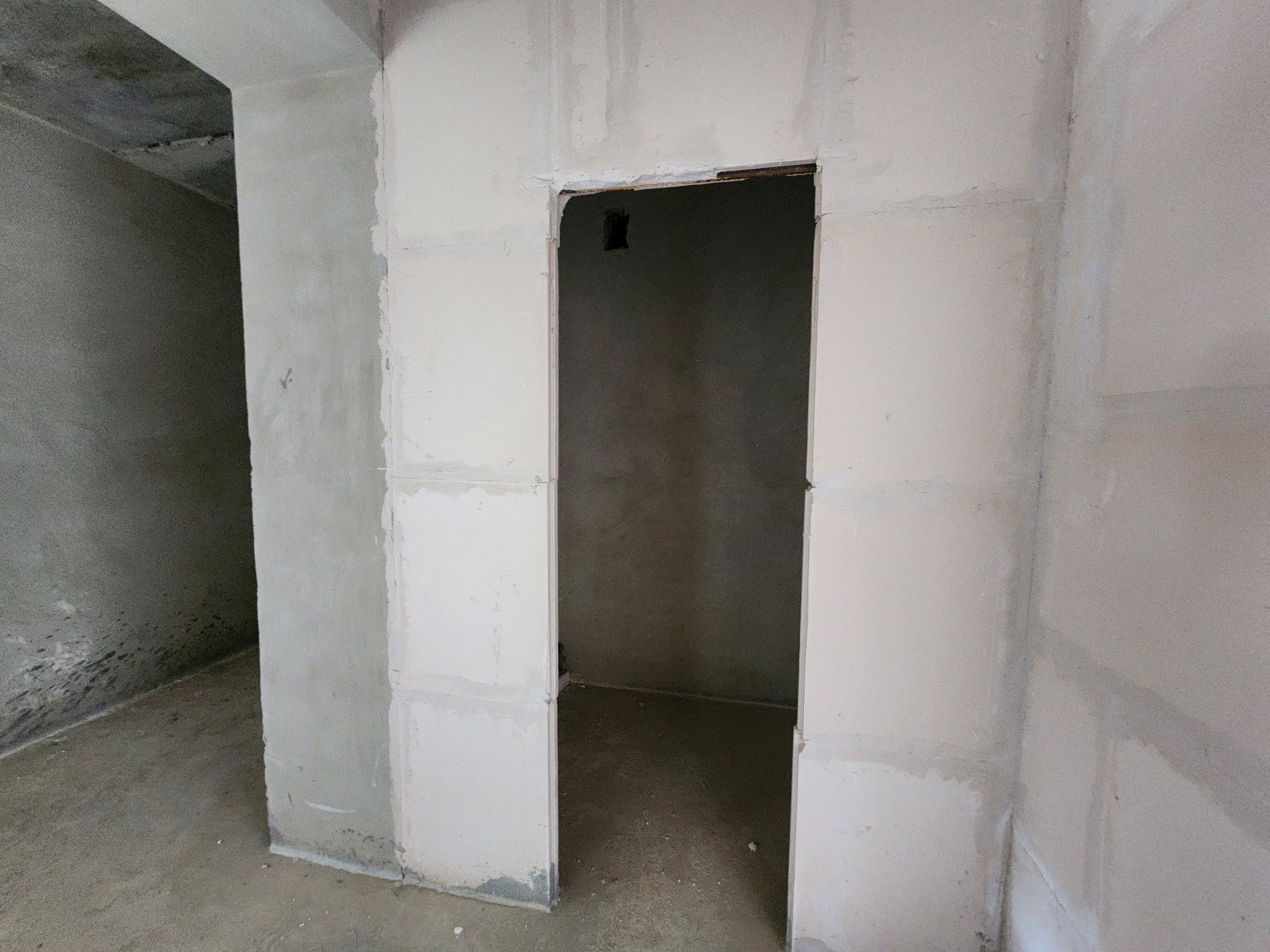 Продам 2 кімнату в зданому будинку квартиру 75м2