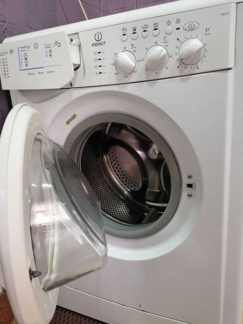 Продам пральну машину Indesit