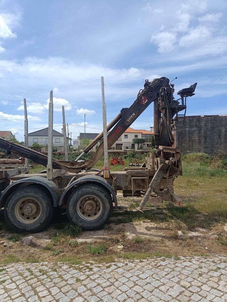 Volvo FH16 com grua