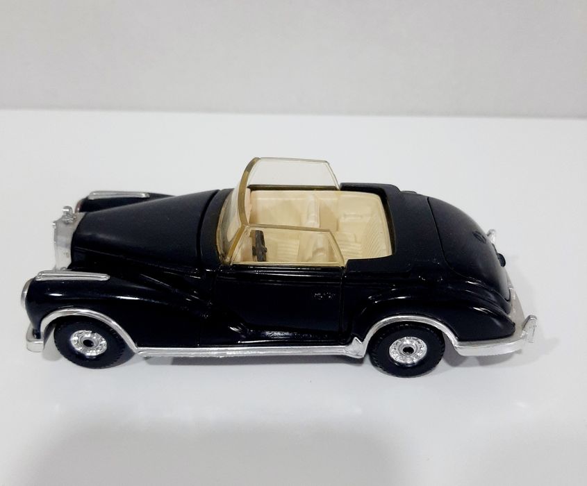 Miniatura corgi Mercedes 300S descapotável