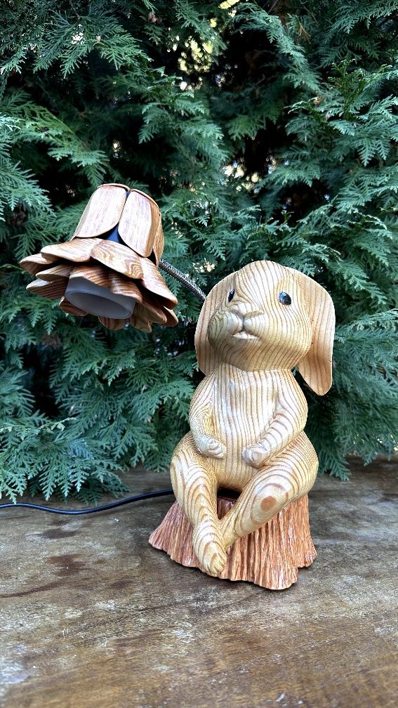 Lampa biurkowa ręcznie rzeźbiona