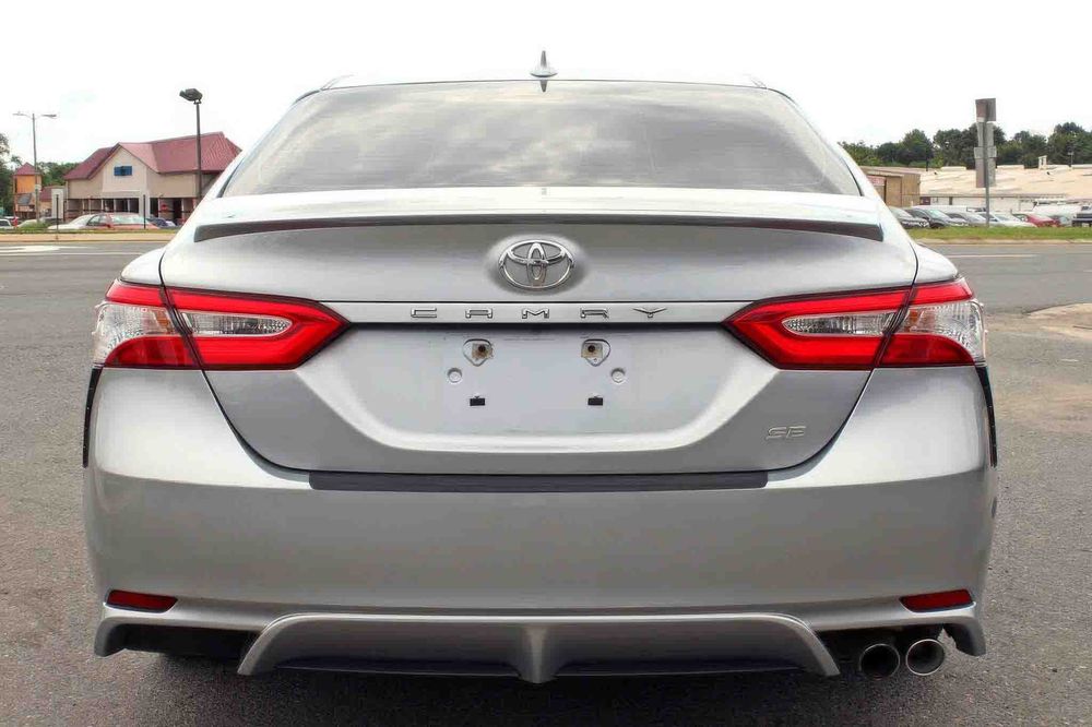 Toyota Camry SE      2020
