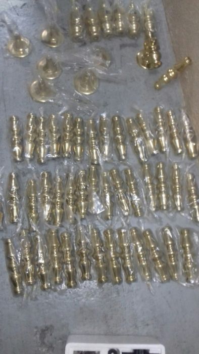 Fechadura e variadas peças latão decorativas