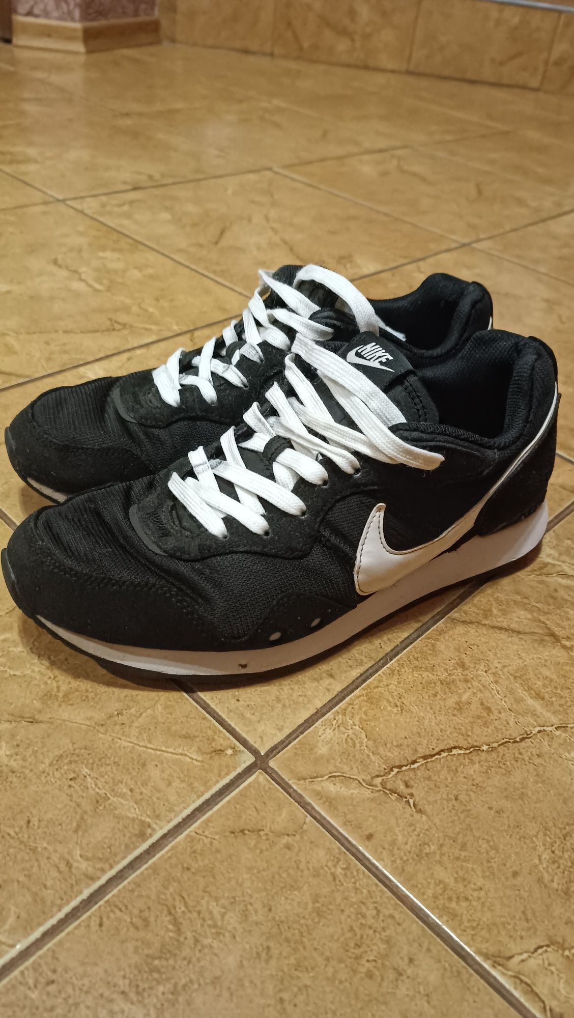 Продам кросовки Nike venture runner