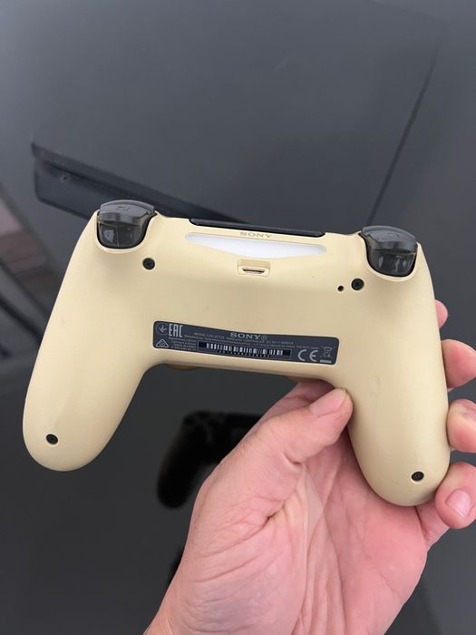 PlayStation 4 500GB + Comando Dourado e cabo