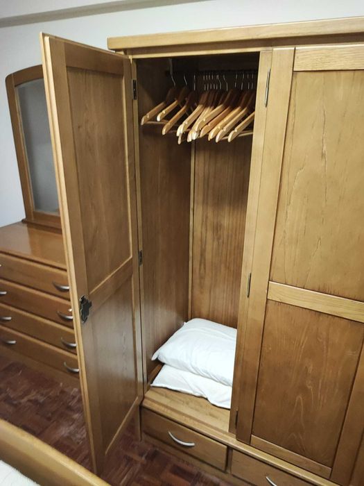 Roupeiro 4pt em madeira nobre em excelente estado