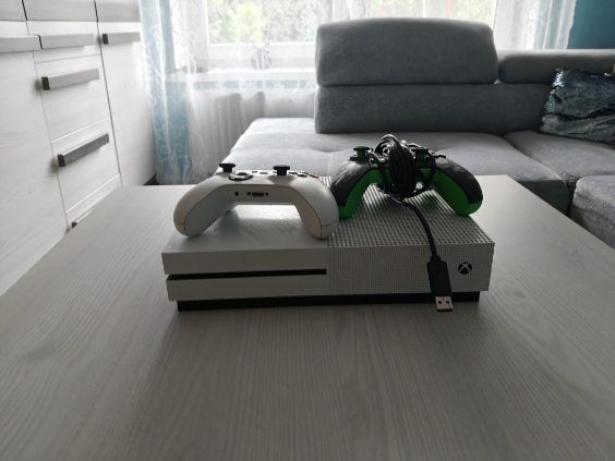 Xbox one s 1 Tb , 26 gier 2 pady